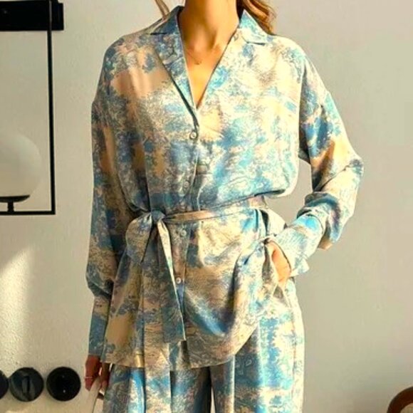 2 PIECE WARM BLUE AND CREAM TOILE PRINT BUTTON DOWN FRONT TROUSERS AND TOP SET - Picture 1 of 5